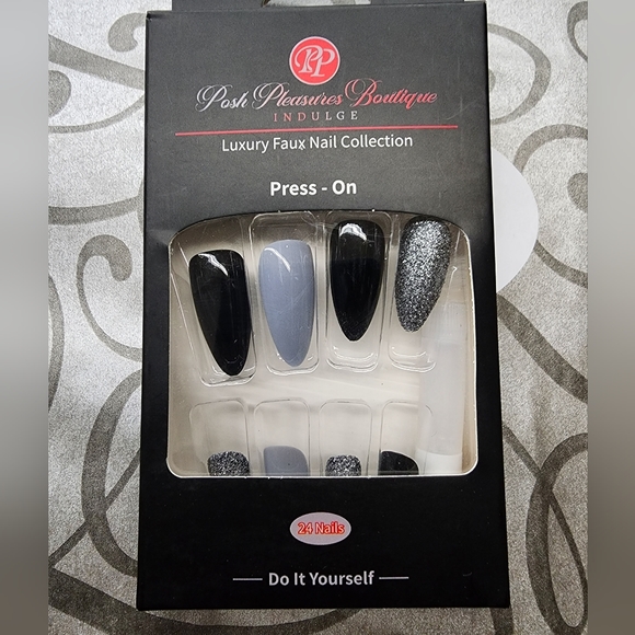 Luxury Faux Nail Collection - Picture 3 of 3